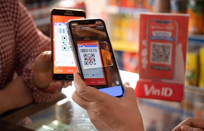 Mua hàng tại tạp hóa liên kết VinShop, khách hàng có thể quét mã để thanh toán qua VinID Pay vô cùng tiện lợi.
