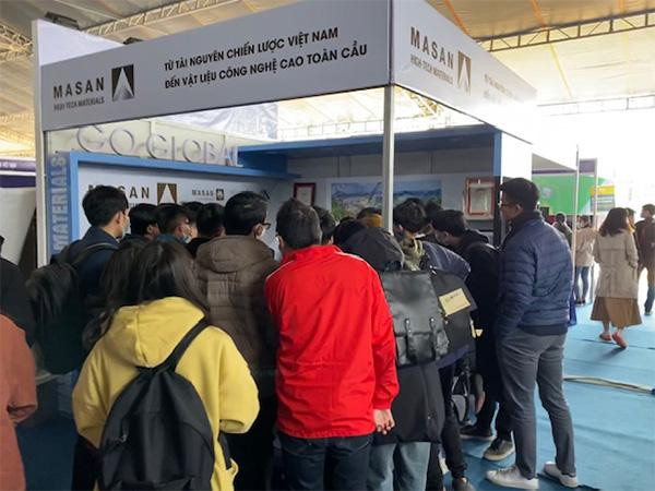 Khách tham quan tại khu vực gian hàng của Masan High-Tech Materials