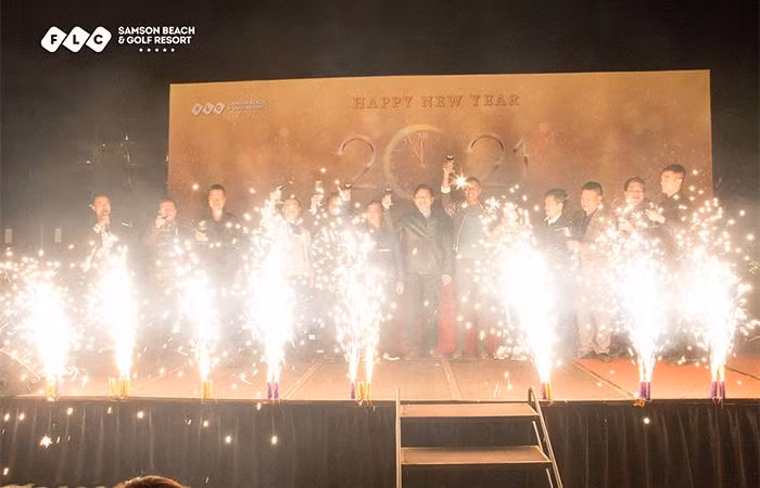 Hàng ngàn du khách cùng nâng li hô vang “Chúc mừng năm mới” khi pháo hoa rực rỡ bên bầu trời biển Sầm Sơn.