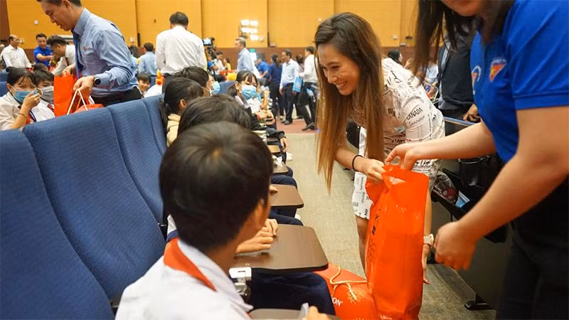 Những phần quà được đại diện doanh nghiệp trao tận tay các trẻ em tại chương trình