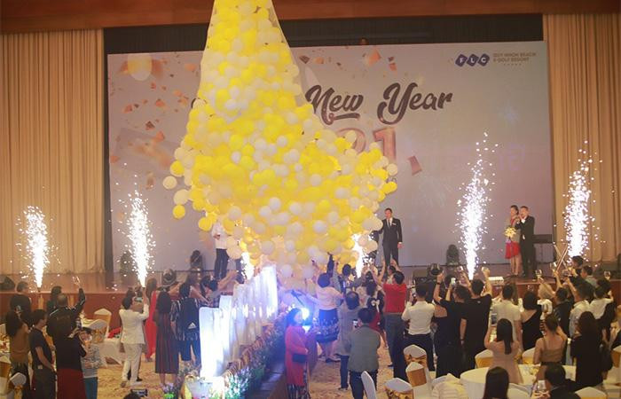 Được tổ chức trong nhà nhưng tiệc Countdown tại FLC Quy Nhơn không vì thế mà giảm bớt sự náo nhiệt với chương trình giải trí ấn tượng và những phần quà hấp dẫn cho du khách.