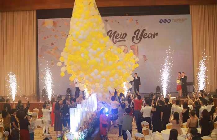 Được tổ chức trong nhà nhưng tiệc Countdown tại FLC Quy Nhơn không vì thế mà giảm bớt sự náo nhiệt với chương trình giải trí ấn tượng và những phần quà hấp dẫn cho du khách.