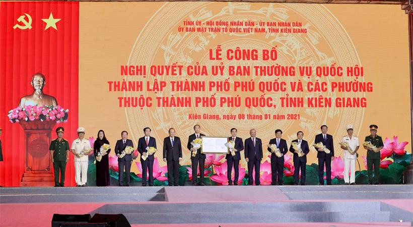 Phó Thủ tướng Thường trực Chính phủ Trương Hòa Bình đã trao Nghị quyết thành lập thành phố Phú Quốc và các phường thuộc thành phố Phú Quốc cho lãnh đạo tỉnh Kiên Giang. Phó Thủ tướng Thường trực Chính phủ Trương Hòa Bình đã trao Nghị quyết thành lập thành phố Phú Quốc và các phường thuộc thành phố Phú Quốc cho lãnh đạo tỉnh Kiên Giang.