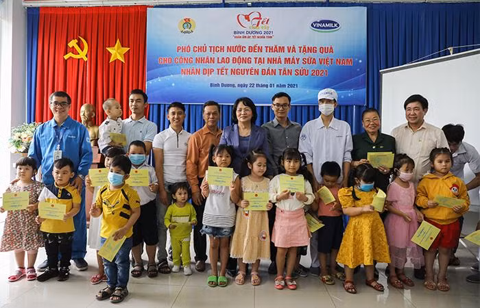 Phó Chủ tịch nước trao quà Tết cho người lao động và con em của nhân viên nhà máy sữa Vinamilk tại Bình Dương