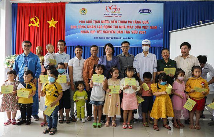 Phó Chủ tịch nước trao quà Tết cho người lao động và con em của nhân viên nhà máy sữa Vinamilk tại Bình Dương