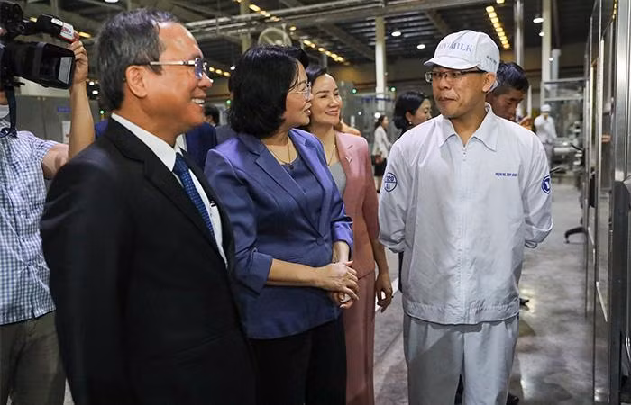 Phó Chủ tịch nước hỏi thăm đời sống và công việc của công nhân nhà máy những ngày giáp Tết