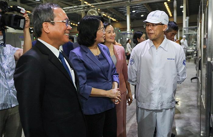 Phó Chủ tịch nước hỏi thăm đời sống và công việc của công nhân nhà máy những ngày giáp Tết