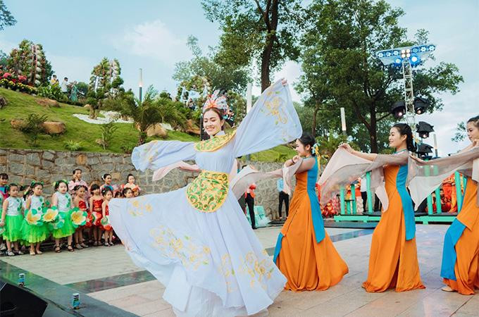 Biểu diễn nghệ thuật trong Hội trăng Rằm Vân Sơn Biểu diễn nghệ thuật trong Hội trăng Rằm Vân Sơn