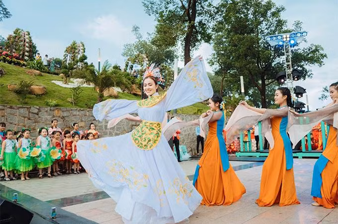 Biểu diễn nghệ thuật trong Hội trăng Rằm Vân Sơn