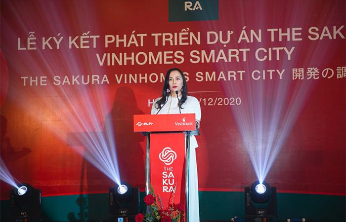 Bà Phạm Thị Lan Phương, Giám đốc dự án Vinhomes Smart City chia sẻ hành trình thắp sáng chân trời phía Tây Thủ đô với Vinhomes Smart City và hứa hẹn những đột phá mới tại The Sakura cùng đối tác Samty