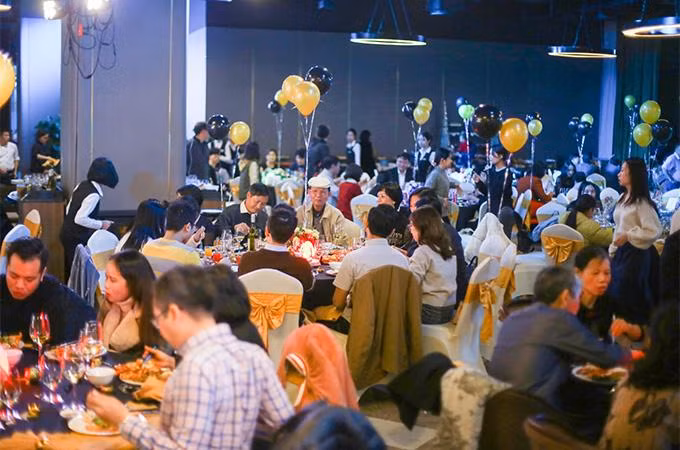 Đêm 31/12/2020, tại Sky Bar (quán bar cao nhất Hạ Long có view toàn cảnh vịnh biển tại FLC Hạ Long), hàng trăm gia đình đã quây quần để đón năm mới trong không gian ấm cúng và sang trọng. Bên cạnh những góc decor tỉ mỉ, menu chào năm mới là một “điểm cộng” khi được thiết kế đa dạng với hải sản, đồ nướng, quầy chế biến tại chỗ, các món Á - Âu và đồ tráng miệng đặc sắc