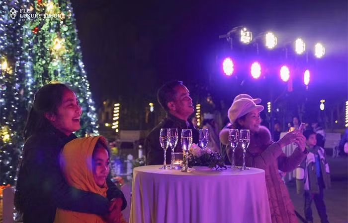 Tại FLC Vĩnh Phúc, công suất phòng vượt 90%. Nhiều gia đình cho biết, đón Tết dương tại FLC Vĩnh Phúc đã là truyền thống nhiều năm nay, bởi khoảng cách di chuyển gần từ Hà Nội và chuỗi sự kiện giải trí sôi động mà quần thể này tổ chức thường niên dịp cuối năm.