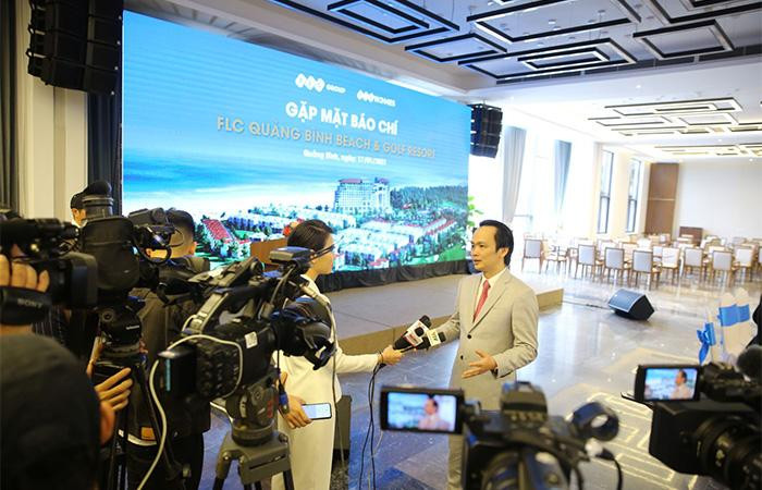 Ông Trịnh Văn Quyết, Chủ tịch FLC trao đổi bên lề sự kiện