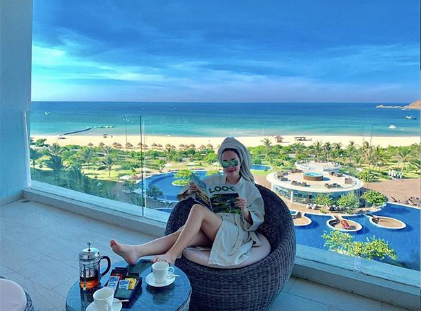 Du khách có thể ngắm biển xanh, cảm nhận ánh nắng ấm áp bên những khung cửa kính trong suốt và ban công rộng mở (Ảnh: lacy.nb)