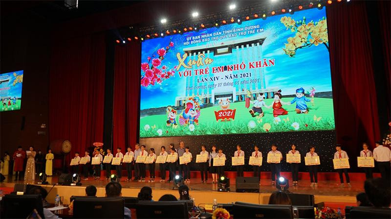 Chương trình“Xuân với trẻ em khó khăn tỉnh Bình Dương lần thứ XIV năm 2021” được tổ chức tại Trung tâm Hội nghị và Triển lãm tỉnh Bình Dương ngày 27/01 vừa qua