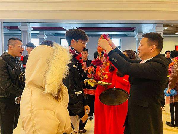 Ông Nguyễn Xuân Chiến, Giám đốc KDL Sun World Fansipan Legend tặng hoa cho những du khách đầu tiên lên đỉnh Fansipan năm 2021 Ông Nguyễn Xuân Chiến, Giám đốc KDL Sun World Fansipan Legend tặng hoa cho những du khách đầu tiên lên đỉnh Fansipan năm 2021