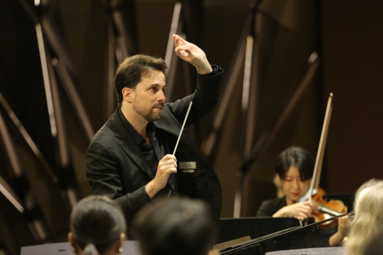 Nhạc trưởng Olivier Ochanine Nhạc trưởng Olivier Ochanine