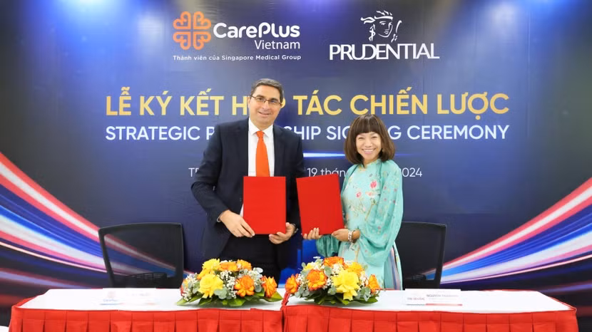 Đại diện Prudential và CarePlus ký kết hợp tác chiến lược, ông Attila Vajda – Tổng Giám đốc của Hệ thống phòng khám CarePlus, và bà Nguyễn Thanh Hà – Phó Tổng Giám đốc Giao dịch bảo Hiểm Prudential Việt Nam Đại diện Prudential và CarePlus ký kết hợp tác chiến lược, ông Attila Vajda – Tổng Giám đốc của Hệ thống phòng khám CarePlus, và bà Nguyễn Thanh Hà – Phó Tổng Giám đốc Giao dịch bảo Hiểm Prudential Việt Nam