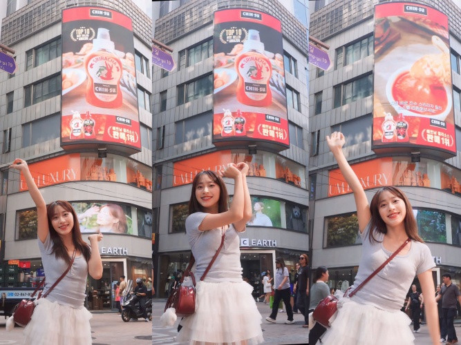 Các bạn trẻ hào hứng check-in cùng tương ớt Chin-Su tại Osaka, Nhật Bản Các bạn trẻ hào hứng check-in cùng tương ớt Chin-Su tại Osaka, Nhật Bản