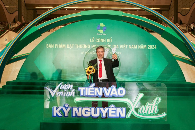 Đại diện Tập đoàn DOJI, ông Dương Anh Tuấn - Phó Tổng Giám đốc Tập đoàn nhận cúp vinh danh Thương hiệu Quốc gia Việt Nam 2024. Đại diện Tập đoàn DOJI, ông Dương Anh Tuấn - Phó Tổng Giám đốc Tập đoàn nhận cúp vinh danh Thương hiệu Quốc gia Việt Nam 2024.