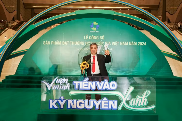 Đại diện Tập đoàn DOJI, ông Dương Anh Tuấn - Phó Tổng Giám đốc Tập đoàn nhận cúp vinh danh Thương hiệu Quốc gia Việt Nam 2024.