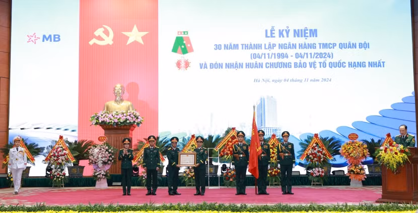 MB đón nhận Huân chương Bảo vệ Tổ quốc hạng Nhất MB đón nhận Huân chương Bảo vệ Tổ quốc hạng Nhất