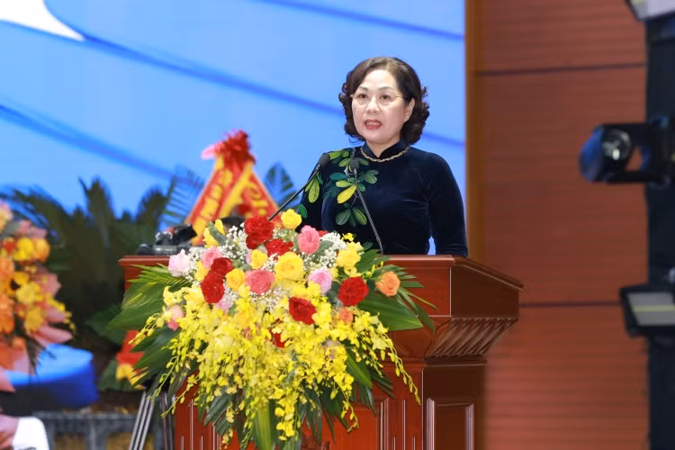 Bà Nguyễn Thị Hồng – Ủy viên Trung ương Đảng, Bí thư Ban Cán sự đảng, Bí thư Đảng ủy, Thống đốc Ngân hàng Nhà nước Việt Nam phát biểu Bà Nguyễn Thị Hồng – Ủy viên Trung ương Đảng, Bí thư Ban Cán sự đảng, Bí thư Đảng ủy, Thống đốc Ngân hàng Nhà nước Việt Nam phát biểu