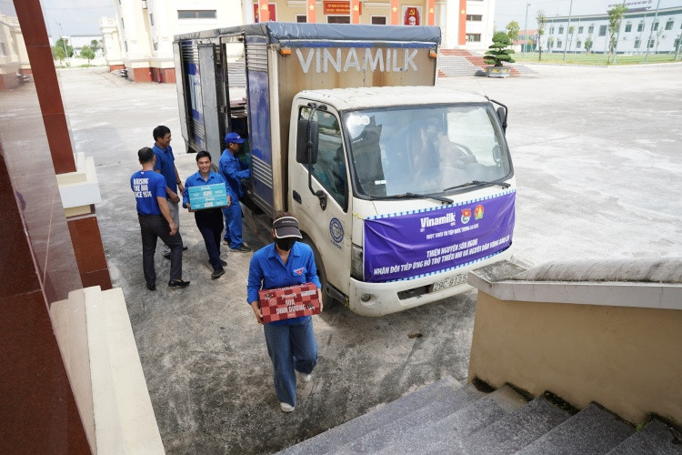Đoàn Vinamilk gửi tặng những sản phẩm dinh dưỡng cho người dân tỉnh Ninh Bình, ghé thăm những gia đình chịu ảnh hưởng nặng nề sau bão lũ. Ảnh: Tịnh Không Đoàn Vinamilk gửi tặng những sản phẩm dinh dưỡng cho người dân tỉnh Ninh Bình, ghé thăm những gia đình chịu ảnh hưởng nặng nề sau bão lũ. Ảnh: Tịnh Không