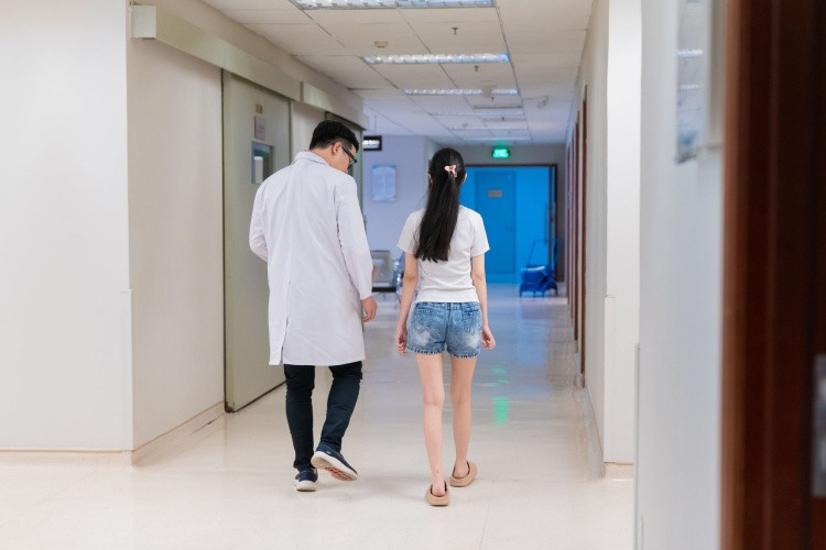 Bệnh nhi hồi phục 90% khả năng đi lại