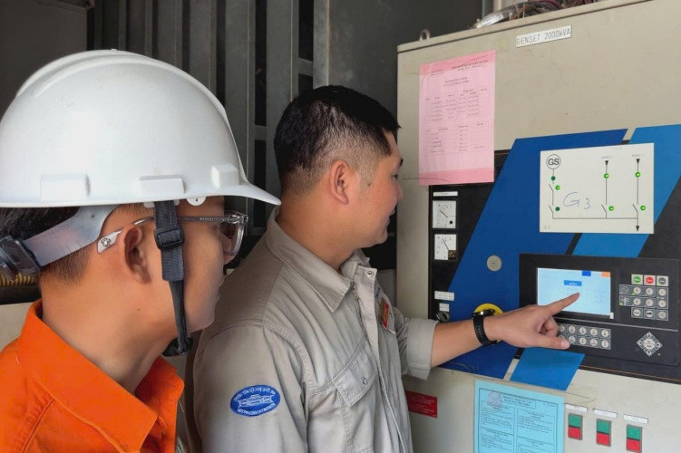 EVNHANOI phối hợp cùng đơn vị quản lý kiểm tra hệ thống máy phát tại Trung tâm Hội nghị quốc gia