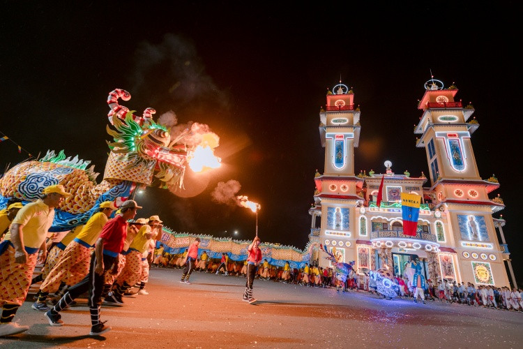 Hội yến Diêu Trì Cung với các nghi lễ trang trọng, đặc trưng của đạo Cao Đài. Ảnh: Sun World Ba Den Mountain.