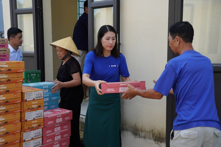 Đoàn Vinamilk trao tặng sản phẩm dinh dưỡng, thăm hỏi động viên người dân ở xã Hoằng Hóa, tỉnh Thanh Hóa. Ảnh: Tịnh Không Đoàn Vinamilk trao tặng sản phẩm dinh dưỡng, thăm hỏi động viên người dân ở xã Hoằng Hóa, tỉnh Thanh Hóa. Ảnh: Tịnh Không