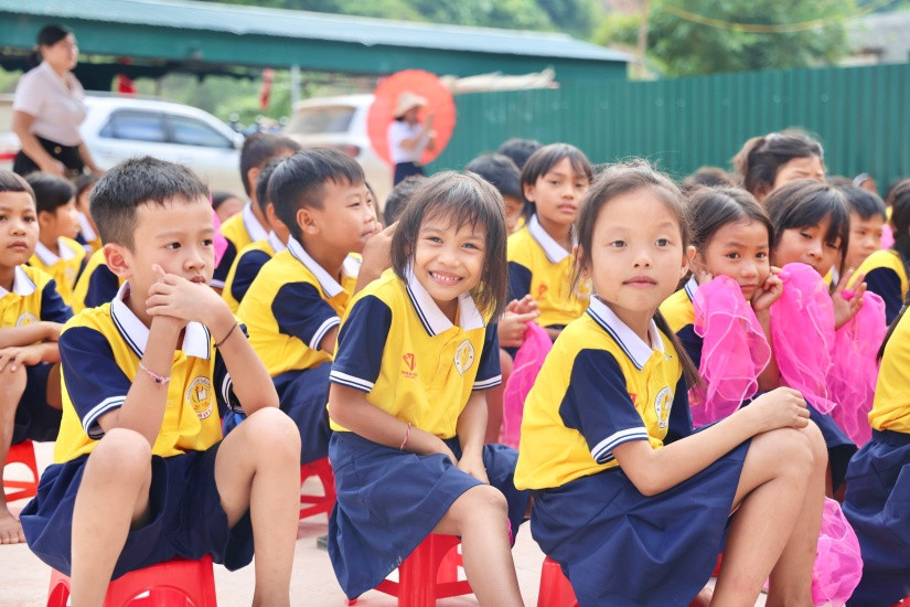 Niềm vui của học sinh trong ngày khánh thành ký túc xá mới Niềm vui của học sinh trong ngày khánh thành ký túc xá mới