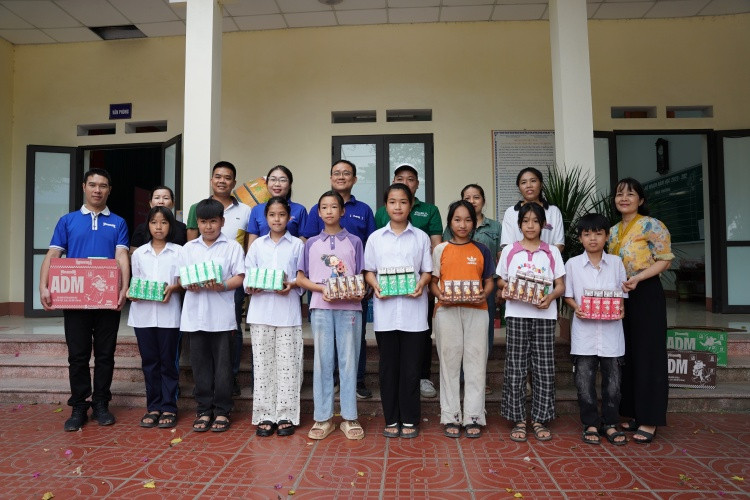 Các sản phẩm dinh dưỡng của Vinamilk được trao đến học sinh trường THCS Đồng Liên, phường Gia Sàng, tỉnh Thái Nguyên. Ảnh: Tịnh Không Các sản phẩm dinh dưỡng của Vinamilk được trao đến học sinh trường THCS Đồng Liên, phường Gia Sàng, tỉnh Thái Nguyên. Ảnh: Tịnh Không