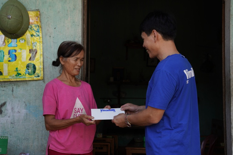 Đại diện Vinamilk – ông Phạm Tuyên, Giám đốc chi nhánh Hà Nội trao quà động viên hộ dân khó khăn tại xã Vân Nham, Lạng Sơn. Ảnh: Tịnh Không Đại diện Vinamilk – ông Phạm Tuyên, Giám đốc chi nhánh Hà Nội trao quà động viên hộ dân khó khăn tại xã Vân Nham, Lạng Sơn. Ảnh: Tịnh Không