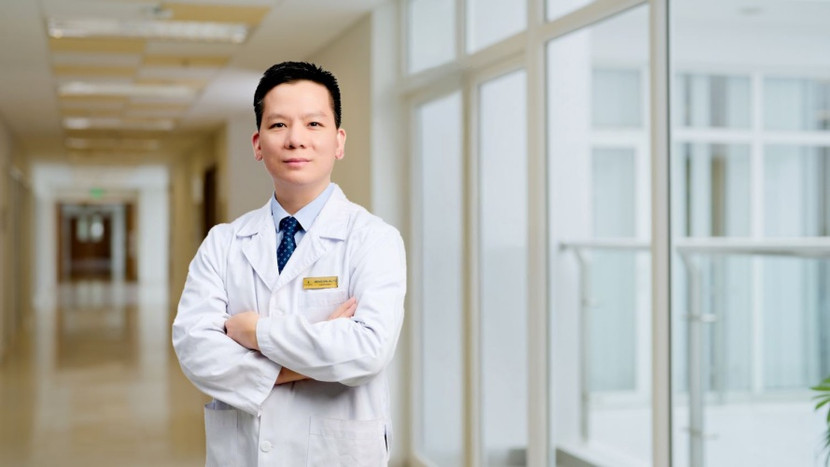 TS.BS Đào Đức Dũng - người đã thực hiện và chủ trì hàng trăm ca phẫu thuật phức tạp