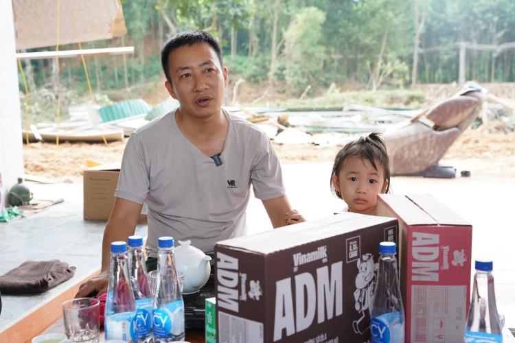 Anh Đoàn Khanh và con gái nhỏ trước ngôi nhà đã bị lũ cuốn trôi toàn bộ. Ảnh: Tịnh Không Anh Đoàn Khanh và con gái nhỏ trước ngôi nhà đã bị lũ cuốn trôi toàn bộ. Ảnh: Tịnh Không