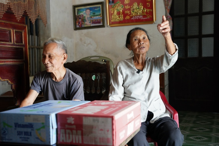 Ở Ninh Bình, bà Nguyễn Thị Lợi chỉ tay lên mái nhà vừa được lợp lại, nói: “Hôm đó gió lốc cuốn bay mái nhà, nước ào vào, cả nhà chỉ kịp chạy sang hàng xóm”. Ảnh: Tịnh Không Ở Ninh Bình, bà Nguyễn Thị Lợi chỉ tay lên mái nhà vừa được lợp lại, nói: “Hôm đó gió lốc cuốn bay mái nhà, nước ào vào, cả nhà chỉ kịp chạy sang hàng xóm”. Ảnh: Tịnh Không