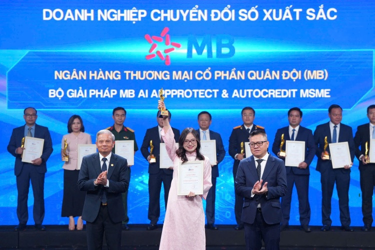 Đại diện MB, bà Phạm Thị Kim Phượng – Giám đốc dự án Nhà máy số Doanh nghiệp lên nhận giải thưởng