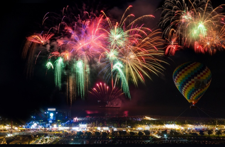 Các lễ hội được tổ chức thường xuyên tại Bãi Cháy mở ra tiềm năng lớn cho đầu tư lưu trú. Ảnh: Ánh Dương.