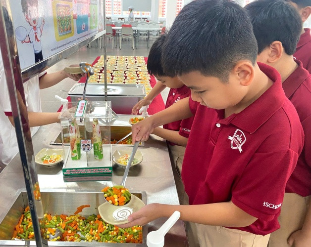 Quầy buffet rau không chỉ giúp các em bổ sung chất xơ, mà còn là cơ hội để rèn luyện ý thức và văn hóa ứng xử. Quầy buffet rau không chỉ giúp các em bổ sung chất xơ, mà còn là cơ hội để rèn luyện ý thức và văn hóa ứng xử.