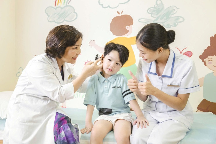 PGS. TS. BS Lê Thị Minh Hương thăm khám, chăm sóc cho bệnh nhi