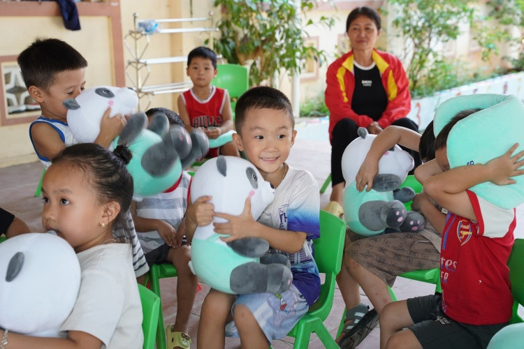 Nỗi sợ những ngày lũ dâng chưa tan, nhưng nụ cười đã hé lại khi các em được các cô chú công ty Vinamilk đến tặng sữa, tặng quà. Ảnh: Tịnh Không Nỗi sợ những ngày lũ dâng chưa tan, nhưng nụ cười đã hé lại khi các em được các cô chú công ty Vinamilk đến tặng sữa, tặng quà. Ảnh: Tịnh Không