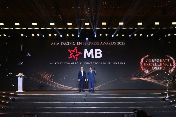 Ông Hà Trọng Khiêm – Phó Tổng giám đốc đại diện MB nhận giải thưởng