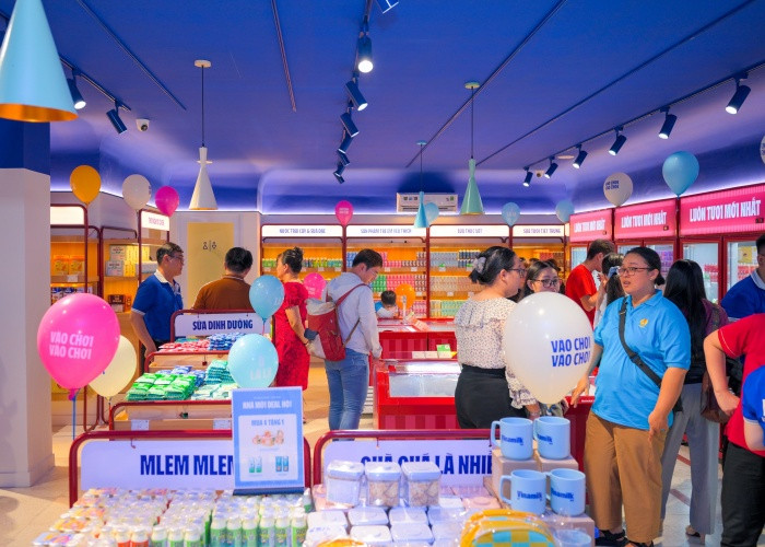 Các cửa hàng Vinamilk đã được thay đổi đồng bộ theo nhận diện thương hiệu mới. Ảnh: Vi Nam Các cửa hàng Vinamilk đã được thay đổi đồng bộ theo nhận diện thương hiệu mới. Ảnh: Vi Nam
