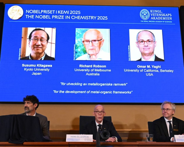GS. Omar M. Yaghi được vinh danh ở Giải Nobel Hóa học 2025 - Ảnh: Guardian