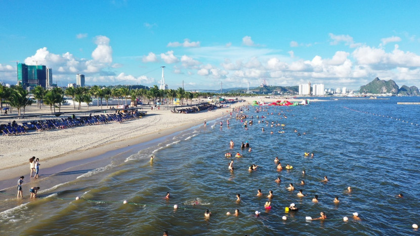 Lượng khách du lịch tới Bãi Cháy ngày càng tăng cao kéo theo nhu cầu về căn hộ lưu trú, nghỉ dưỡng. Ảnh: AD