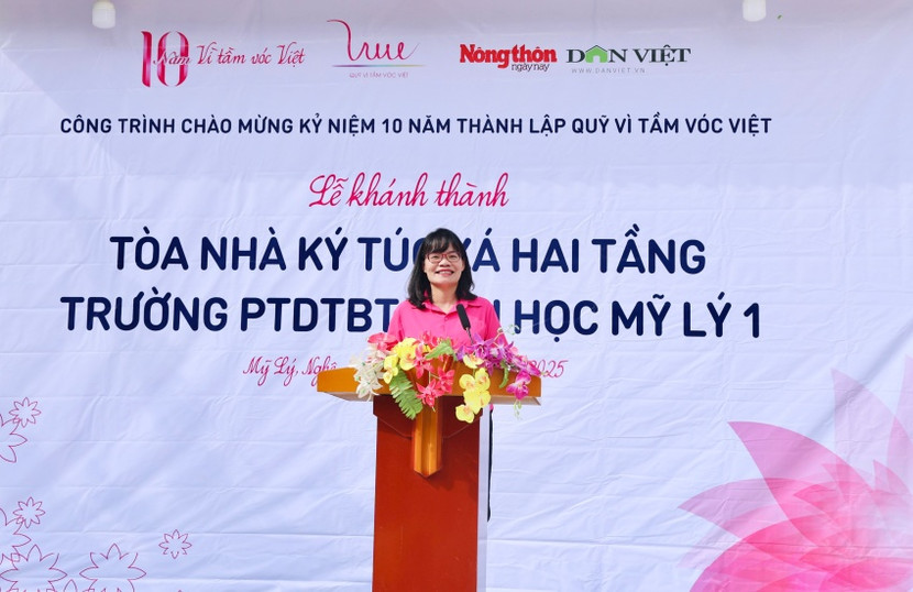 Bà Trần Hồng Điệp - Giám đốc Quỹ Vì Tầm Vóc Việt phát biểu Bà Trần Hồng Điệp - Giám đốc Quỹ Vì Tầm Vóc Việt phát biểu