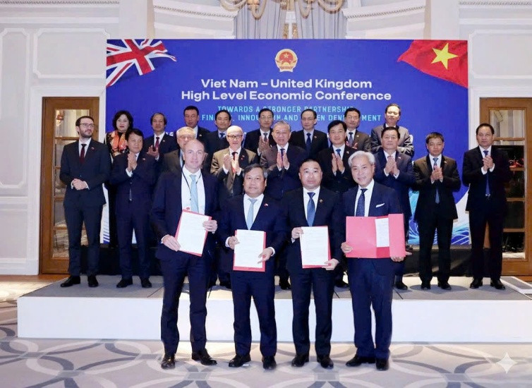 Ông Trần Minh Sơn, Phó Chủ tịch thường trực Hội đồng Quản trị Sun Group, đại diện Sun PhuQuoc Airways kí biên bản ghi nhớ hợp tác với đối tác.