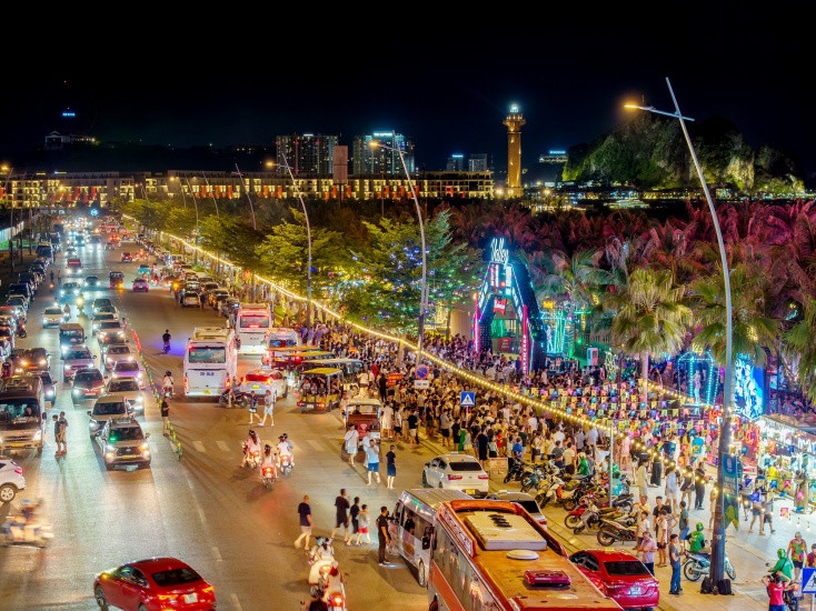 Về đêm, không khí tại chợ đêm VUI-fest càng trở nên sôi động. Ảnh: AD